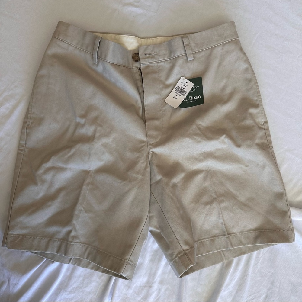 L.L. Bean Men's Khaki Flat Front Shorts NEW, SIZE 32 waist, soft comfortable